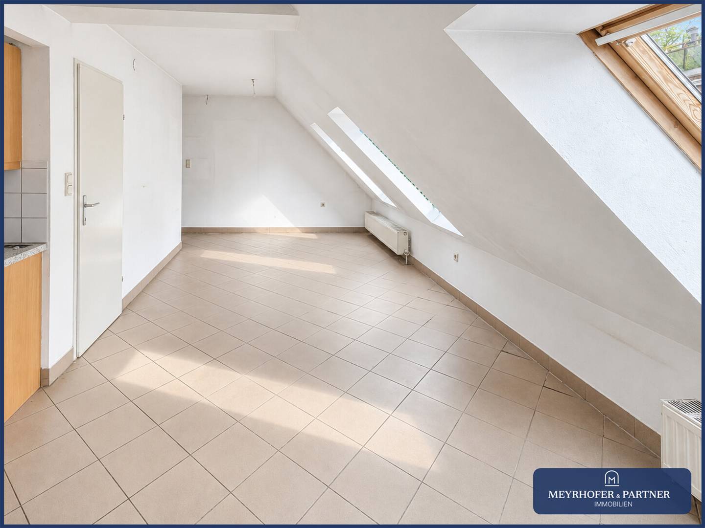 Bright Dachgeschosswohnung near Westbahnhof