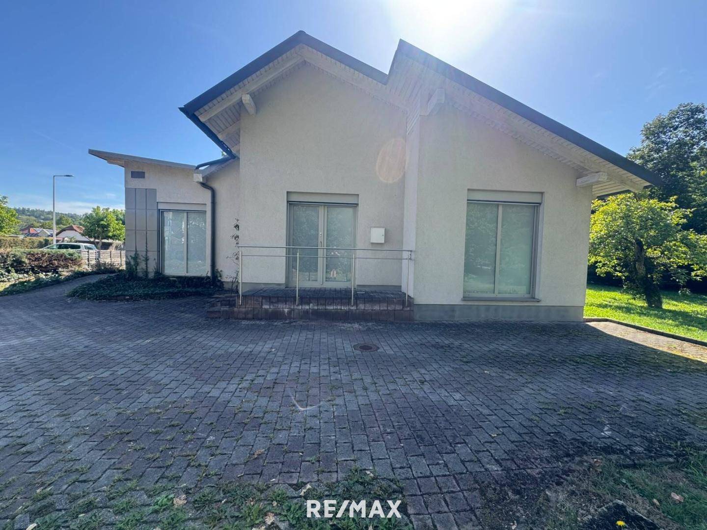 Familienwohnung mit Praxisflächen und großem Garten