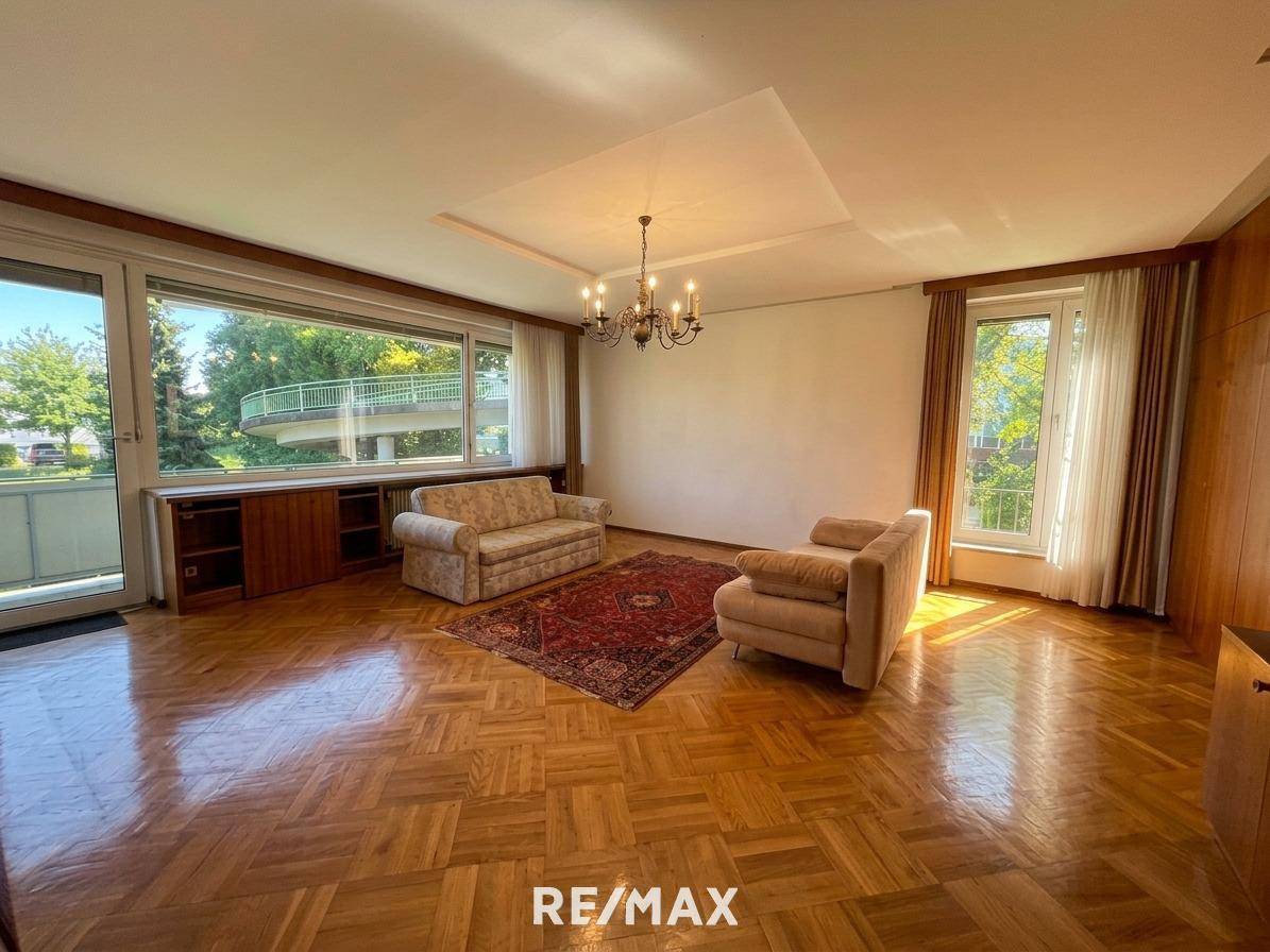 Apartment Wohnung with loggia near Kreuzbergl needing renovation