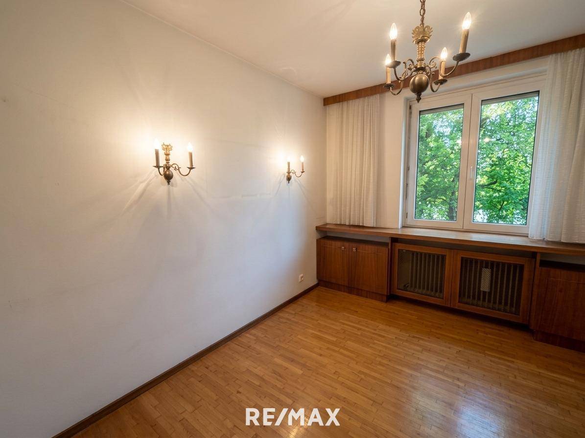 Apartment Wohnung with loggia near Kreuzbergl needing renovation