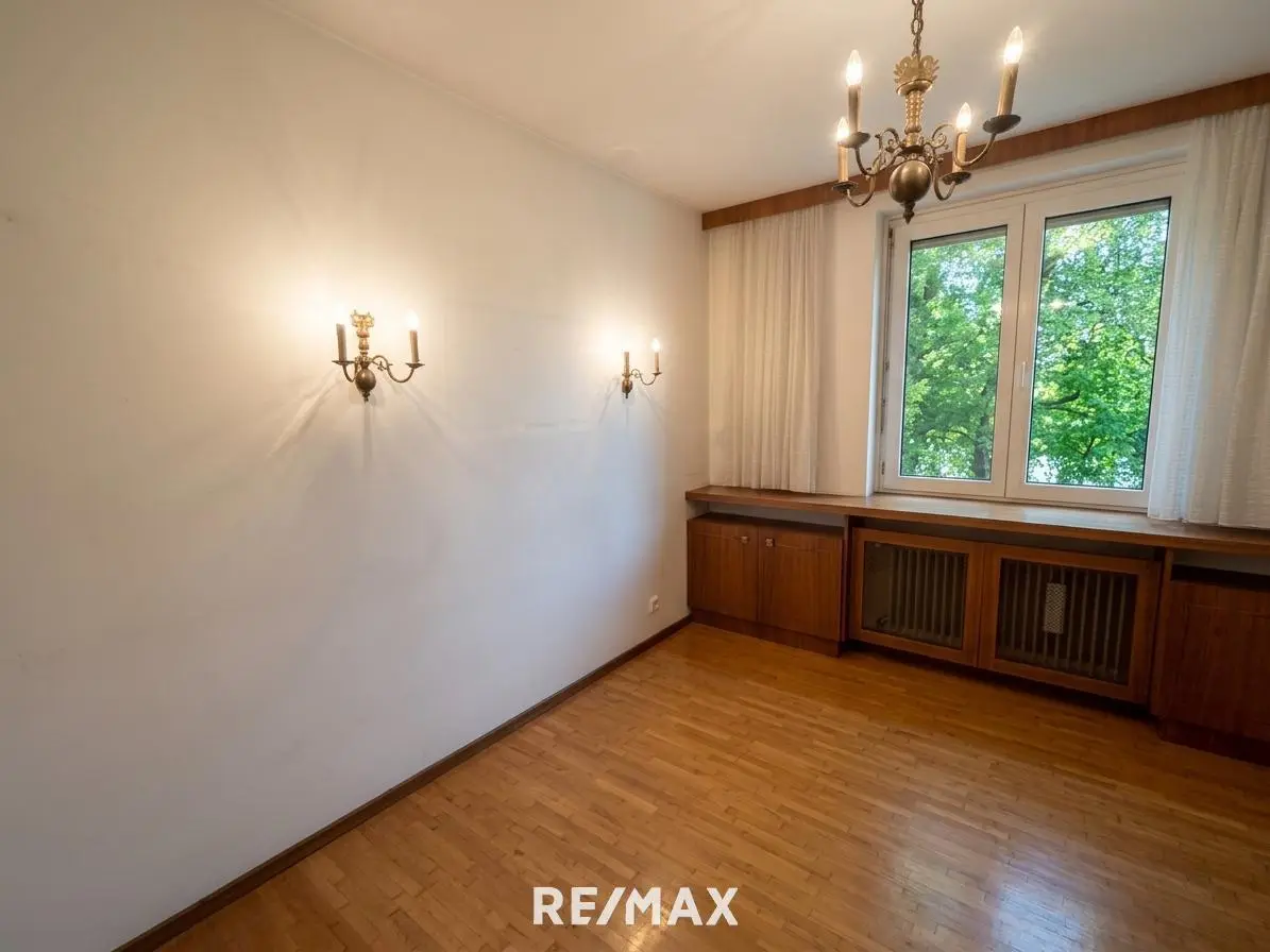 Renovation required apartment with loggia by Kreuzbergl