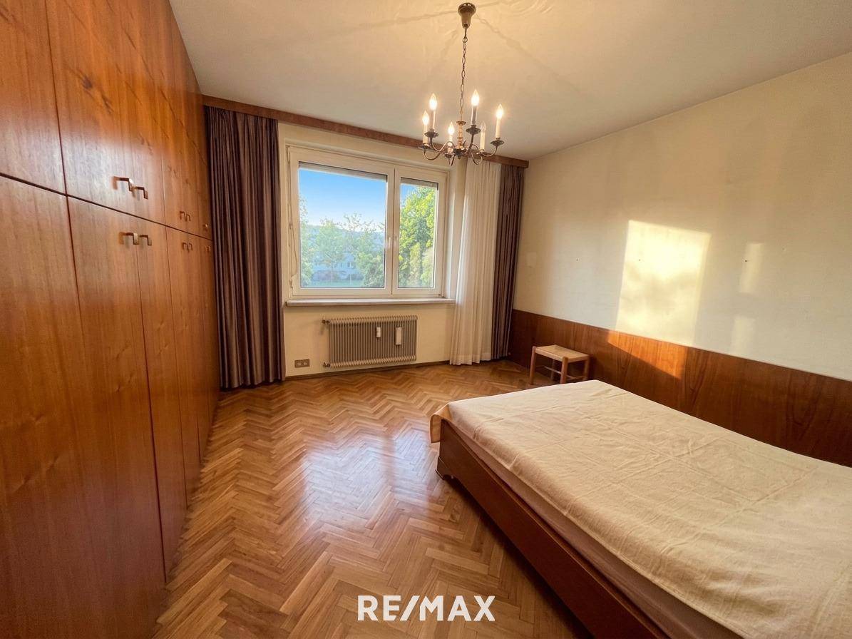Apartment Wohnung with loggia near Kreuzbergl needing renovation