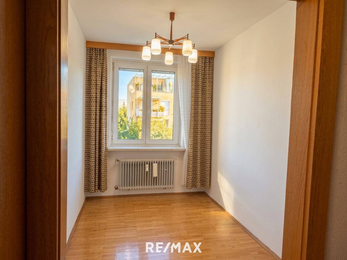 Apartment Wohnung with loggia near Kreuzbergl needing renovation