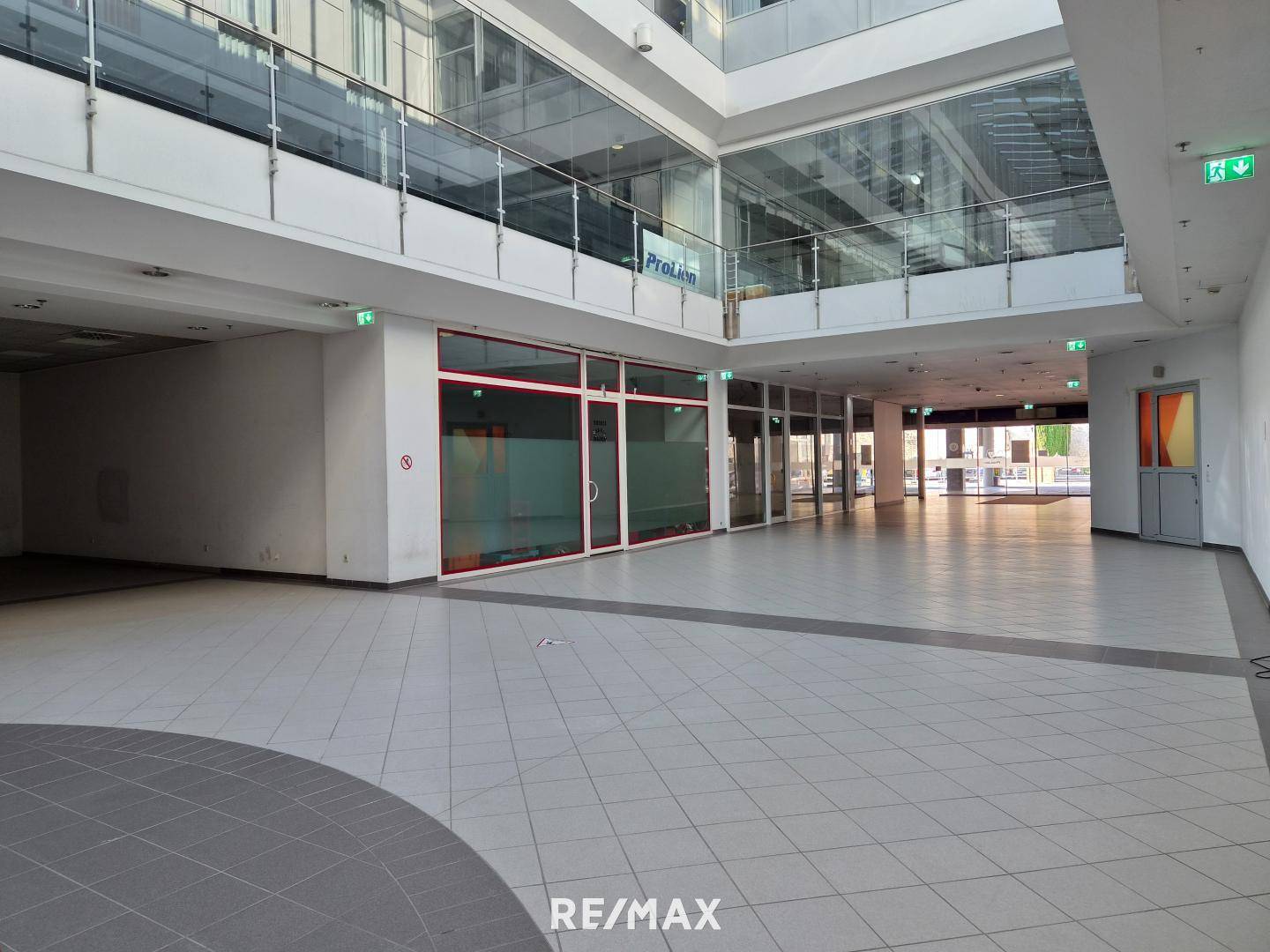 Newly renovated first occupancy Wohnung in prime central location