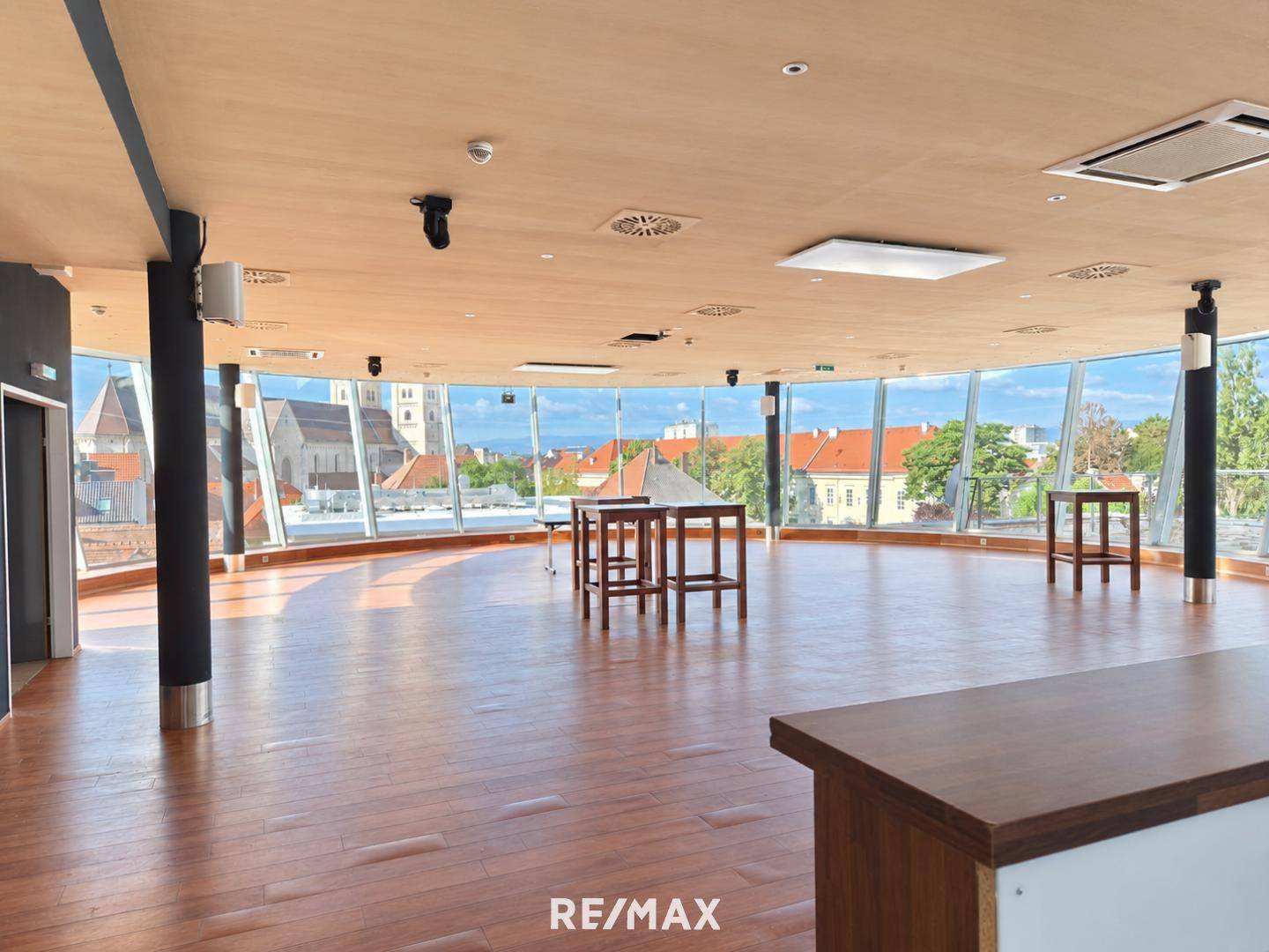 Loft apartment with representative interior and roof terrace