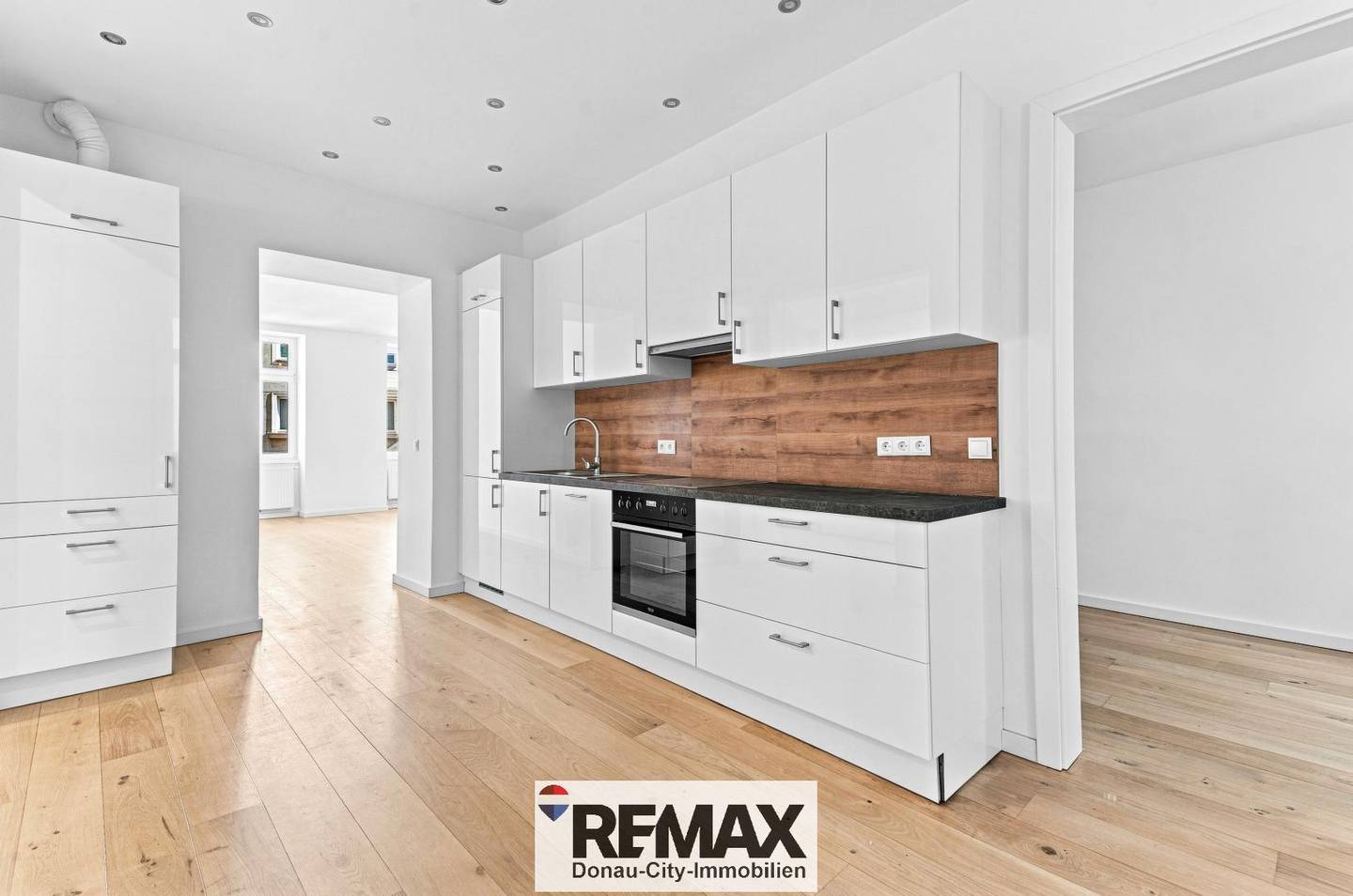 Spacious renovated apartment with lift close to U3