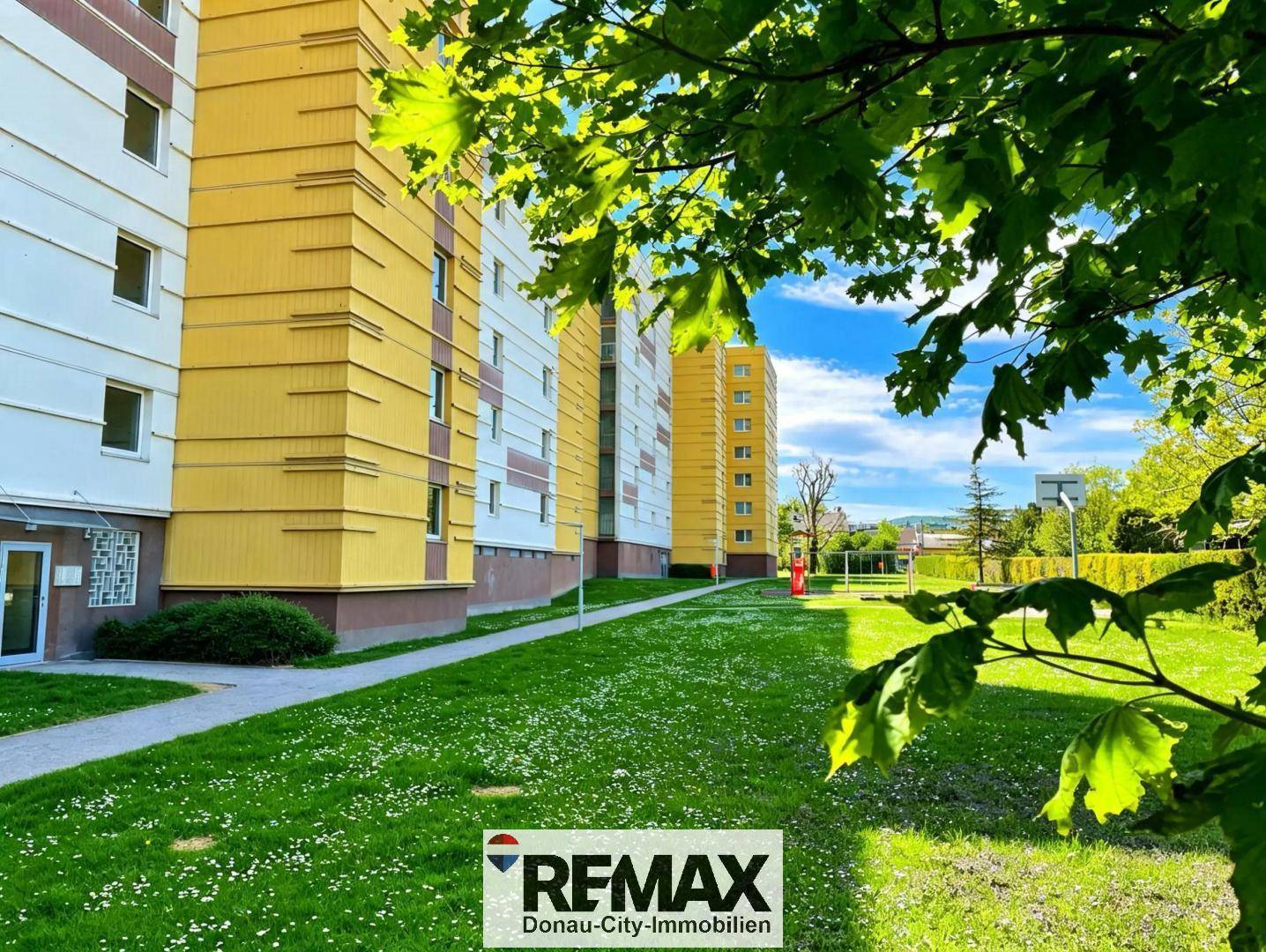 Wohnung with spacious south loggia and parking