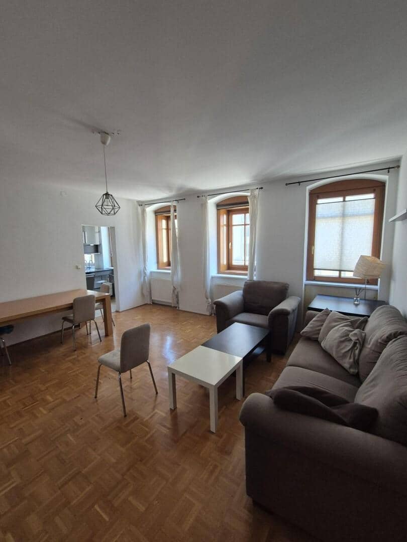 Wohnung mit eigenem Garten und großzügigem Wohnbereich