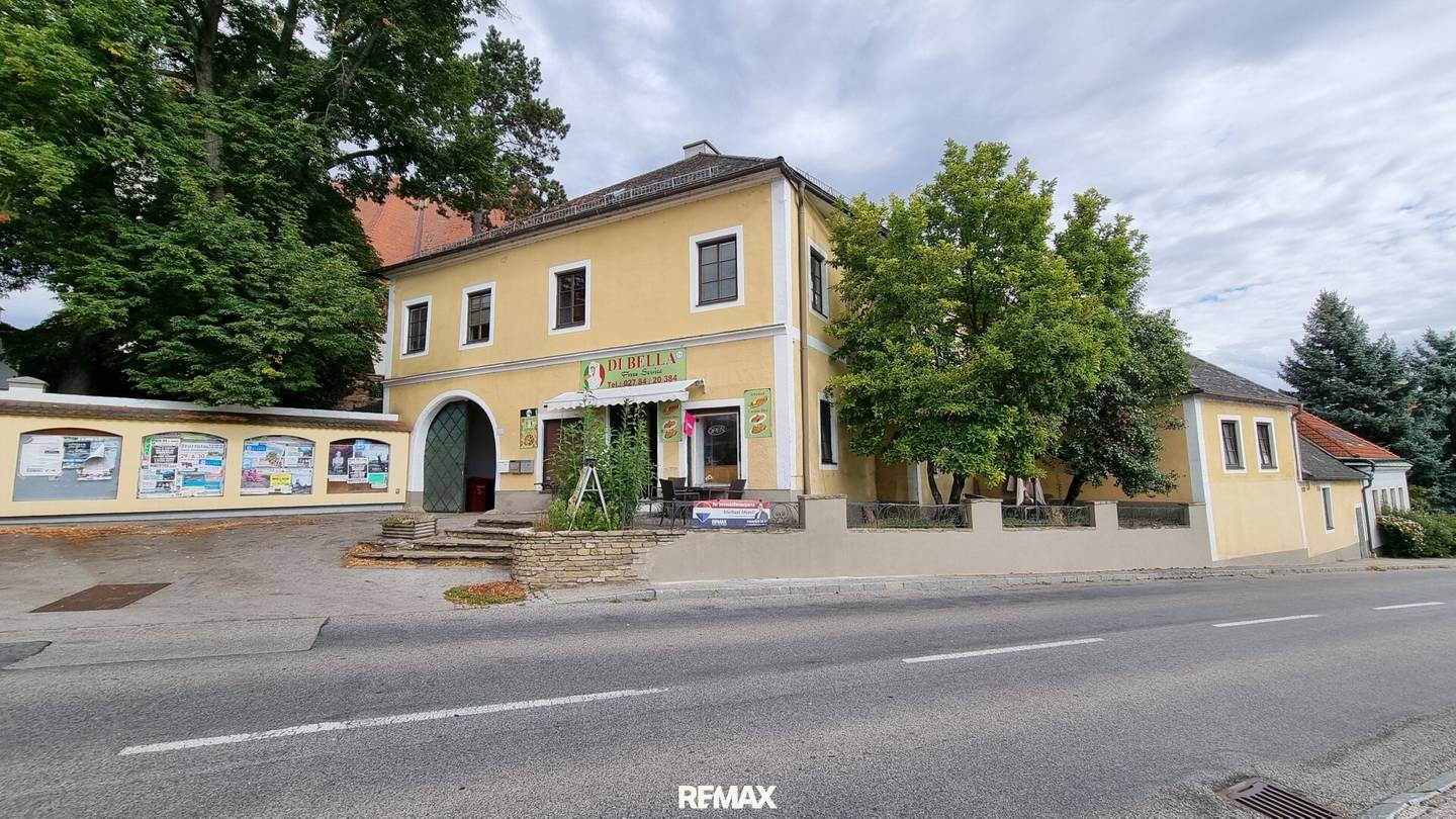 Versatile property with pizzeria and residential possibilities