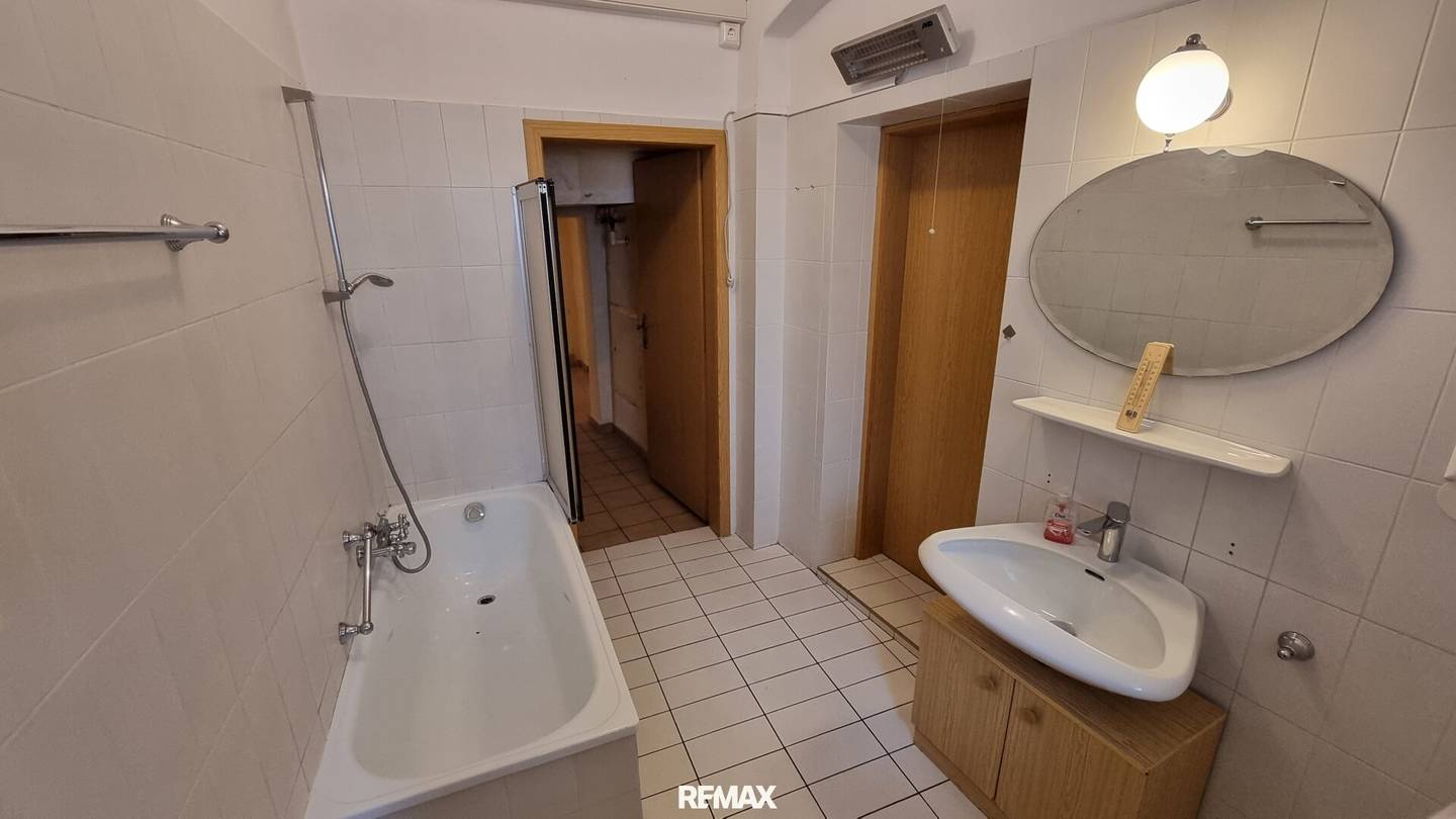 Versatile property with pizzeria and residential possibilities