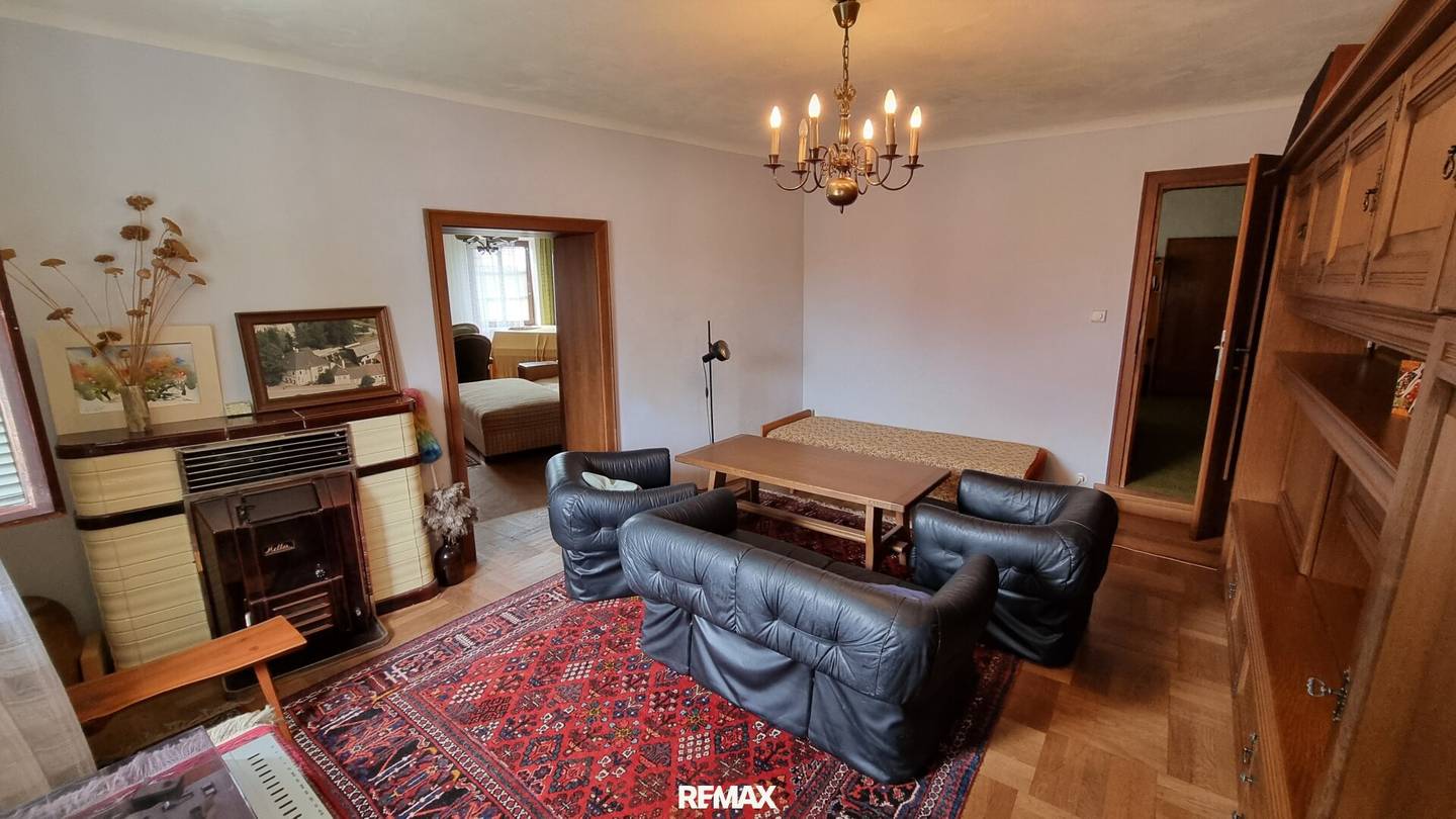 Versatile property with pizzeria and residential possibilities