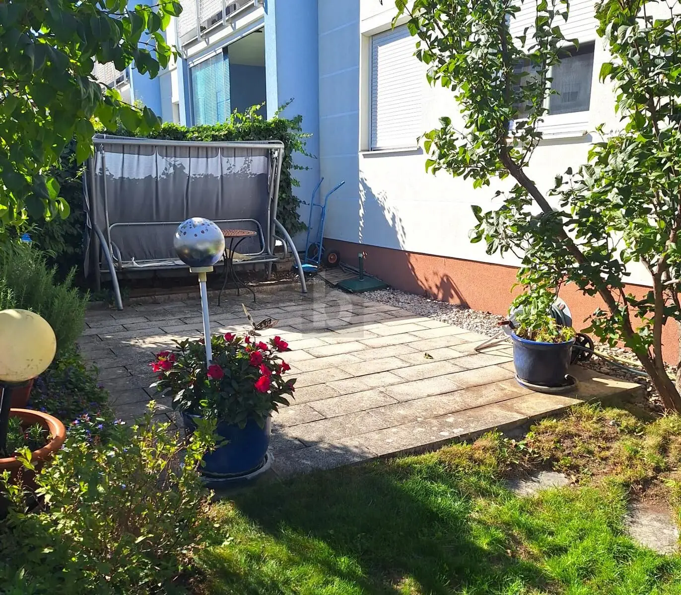 Ground floor apartment with private garden and loggia