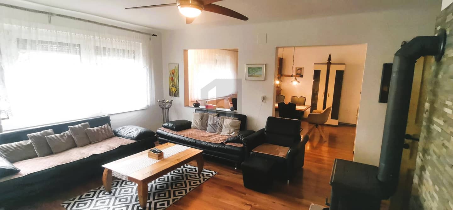 Gartenparadies mit Schwedenofen Familienwohnung und Doppelgarage