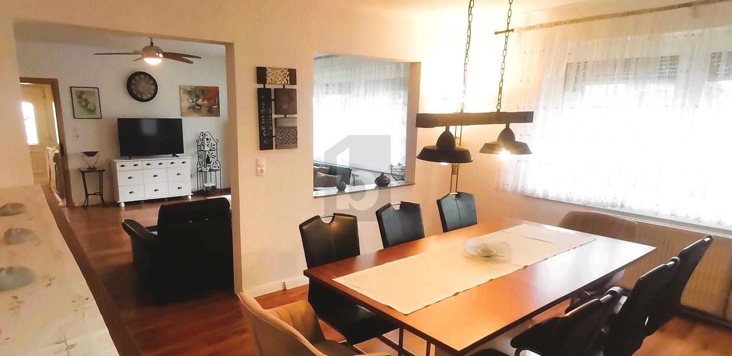 Gartenparadies mit Schwedenofen Familienwohnung und Doppelgarage