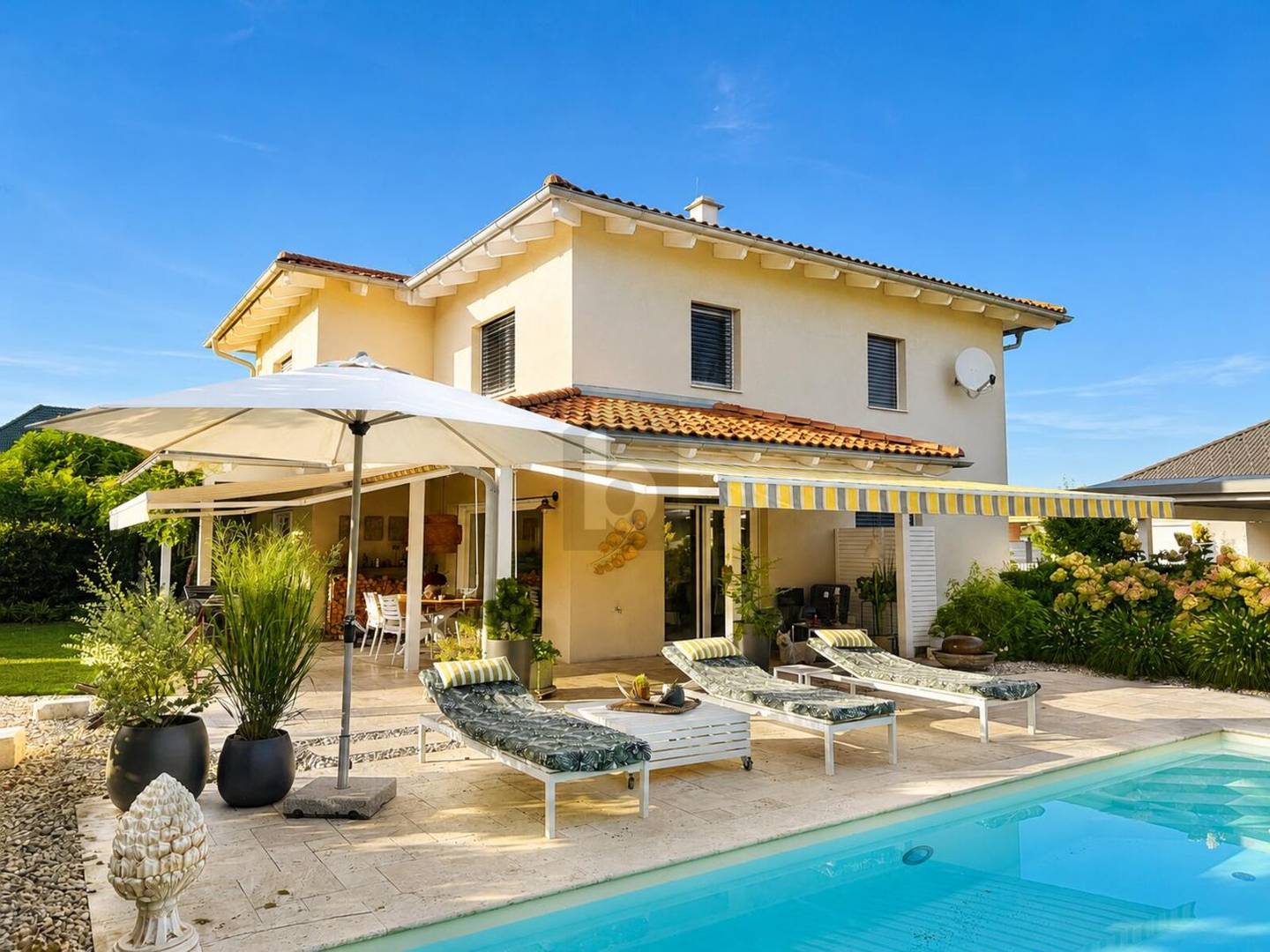 Family apartment with heated pool and sauna