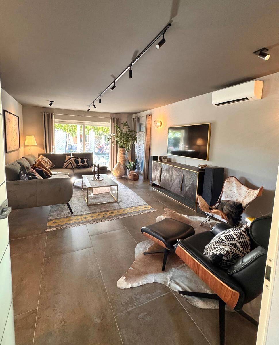 Family apartment with heated pool and sauna