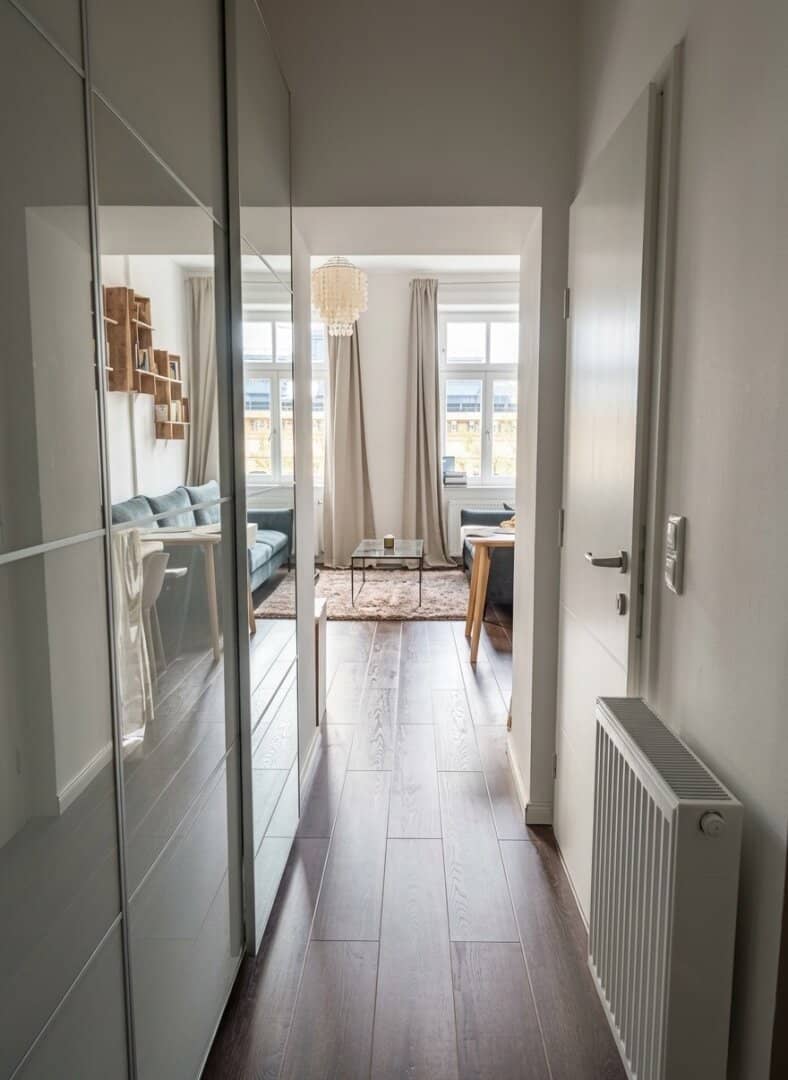 Bright fully renovated old building apartment on 4th floor with elevator near Wiedner Hauptstraße