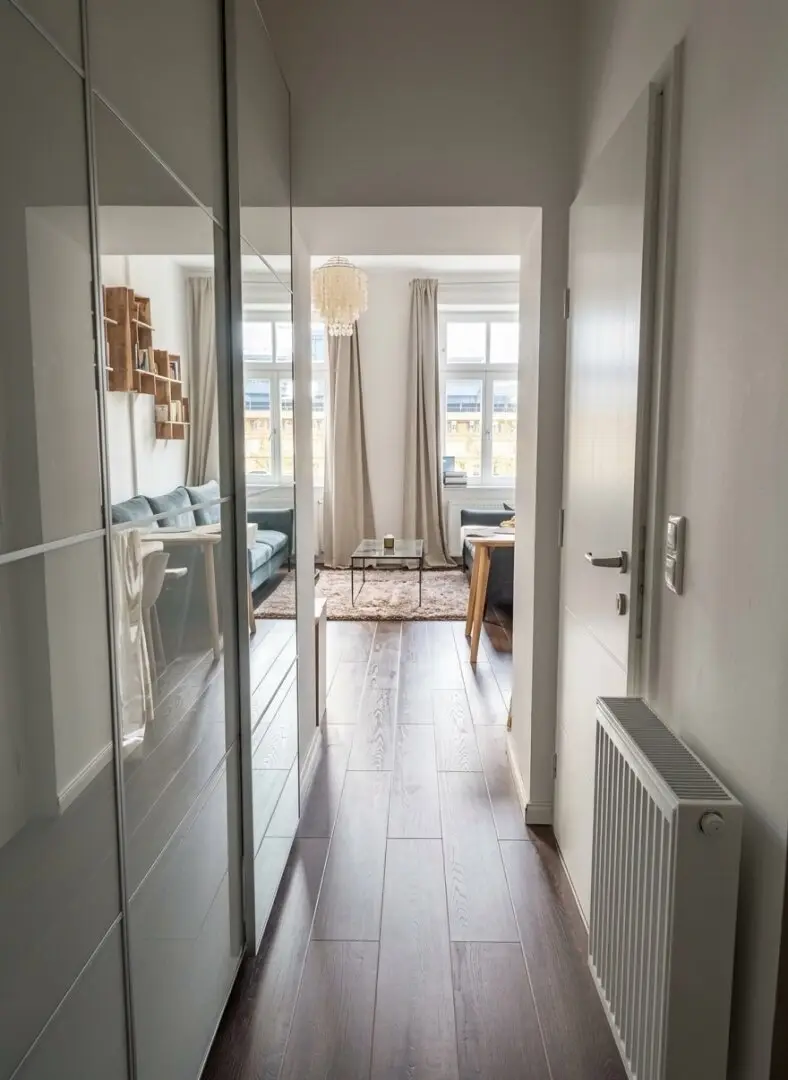 Bright fully renovated old building apartment on 4th floor with elevator near Wiedner Hauptstraße