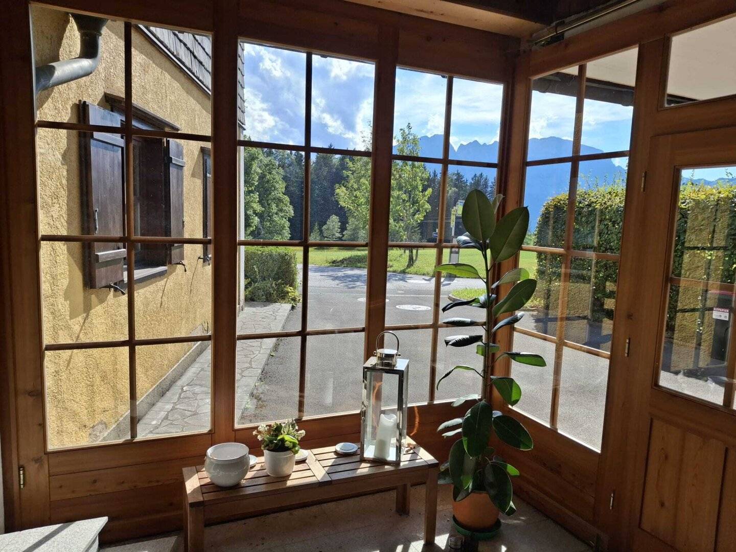 Spacious detached house with extensive plot and fantastic view in St. Koloman