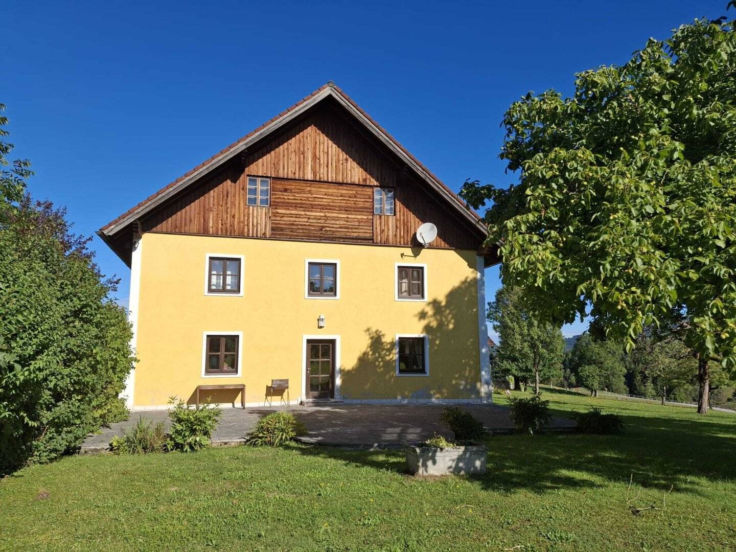 Spacious detached house with extensive plot and fantastic view in St. Koloman