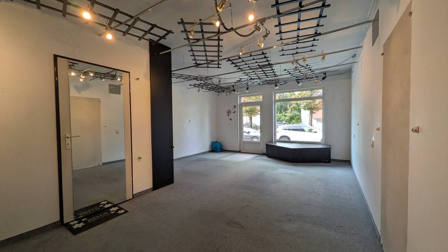 Compact, attractive retail unit/office at a very fair price – 1220 Vienna