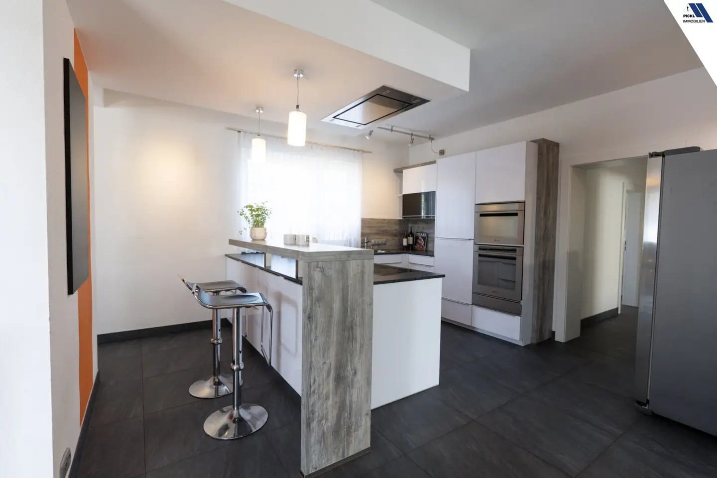 STEYR LAND: 2 EXCLUSIVE SEPARATE APARTMENTS IN TWO-FAMILY HOUSE WITH POOL - VERSATILE USE - ALSO AVAILABLE SEPARATELY