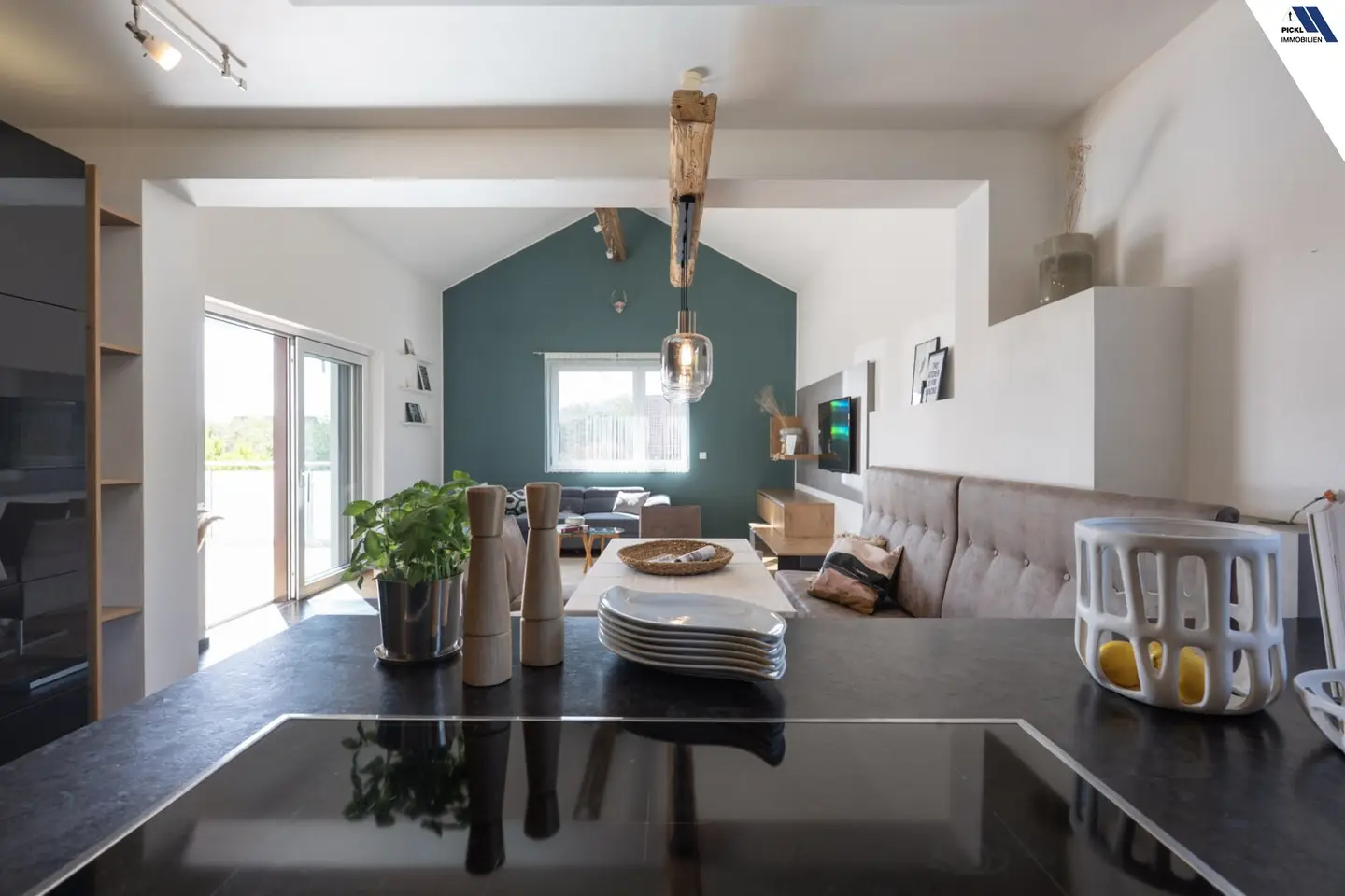 NEUZEUG: GROSSZÜGIGE OBERGESCHOSSWOHNUNG MIT HOCHWERTIGER AUSSTATTUNG, LOFTARTIGEM ATELIER & SONNIGER TERRASSE