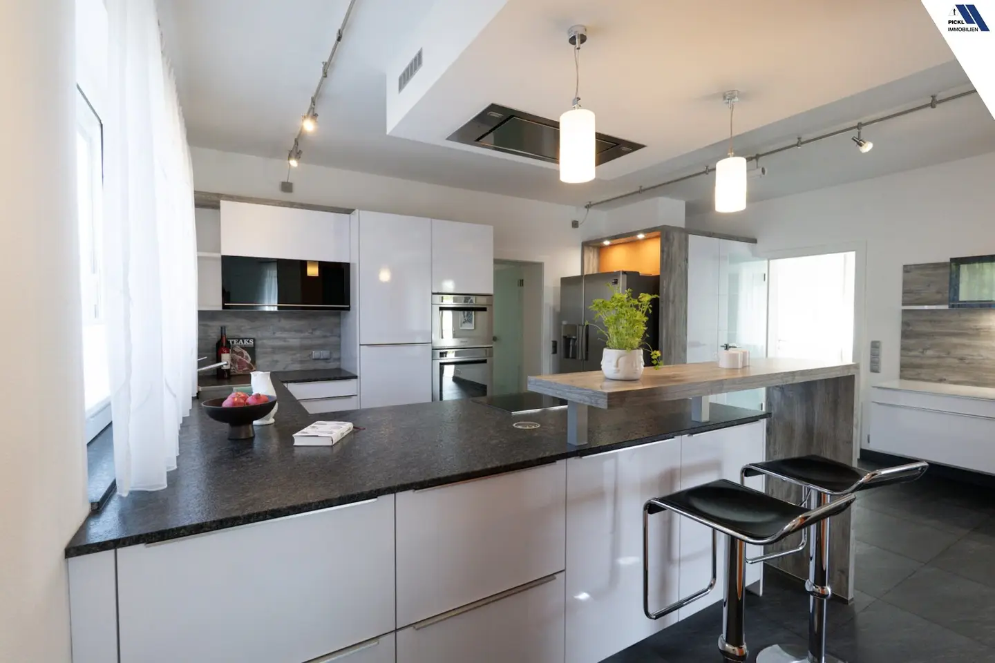 STEYR LAND: 2 EXCLUSIVE SEPARATE APARTMENTS IN TWO-FAMILY HOUSE WITH POOL - VERSATILE USE - ALSO AVAILABLE SEPARATELY