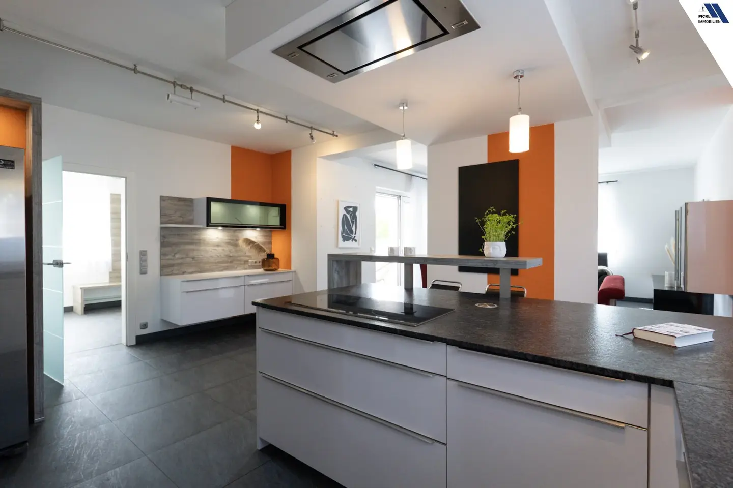 STEYR LAND: 2 EXCLUSIVE SEPARATE APARTMENTS IN TWO-FAMILY HOUSE WITH POOL - VERSATILE USE - ALSO AVAILABLE SEPARATELY