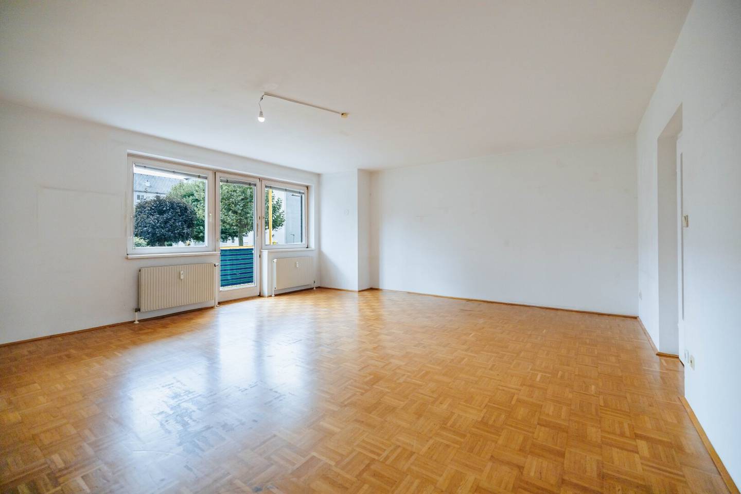 SONNIGER BALKON I 4 ZIMMER I BAD MIT BADEWANNE UND FENSTER I ERDGESCHOSS I PROJEKT WOHNEN