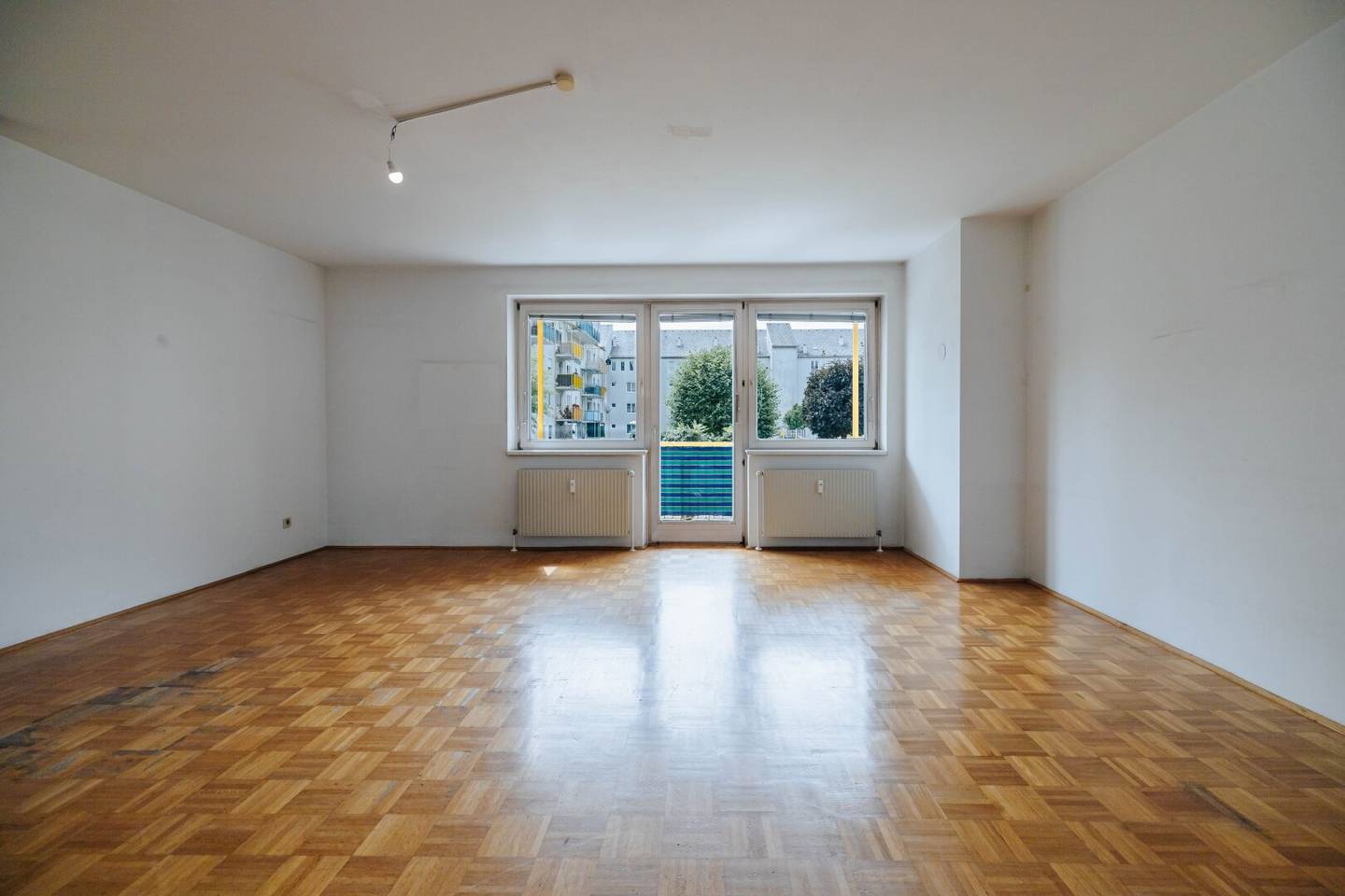 SONNIGER BALKON I 4 ZIMMER I BAD MIT BADEWANNE UND FENSTER I ERDGESCHOSS I PROJEKT WOHNEN