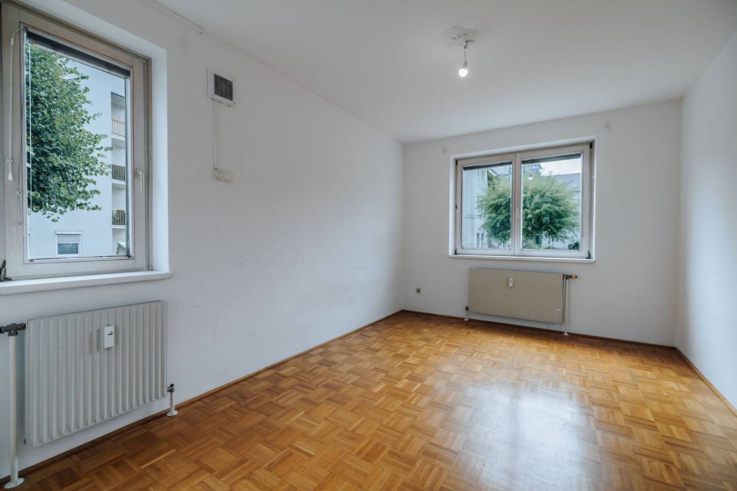 SONNIGER BALKON I 4 ZIMMER I BAD MIT BADEWANNE UND FENSTER I ERDGESCHOSS I PROJEKT WOHNEN