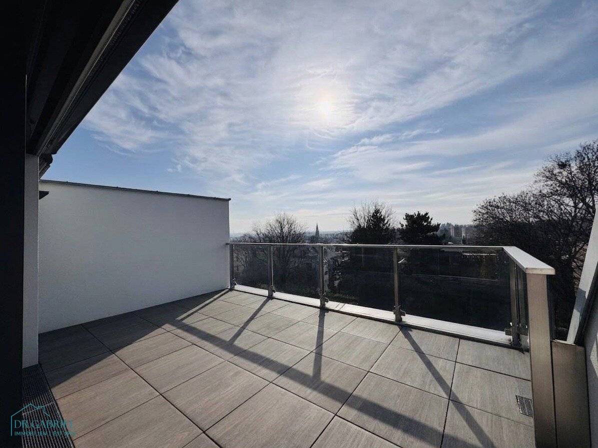 ELEGANTE TERRASSENWOHNUNG MIT FANTASTISCHEM BLICK