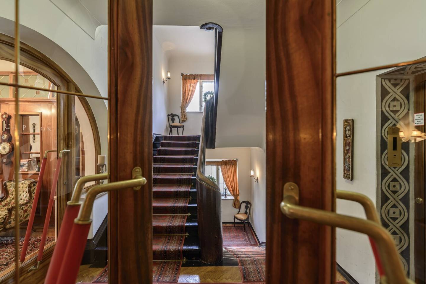 Historic property with versatile mixed-use potential in a central town location in Tyrol. Work. Live. Represent.