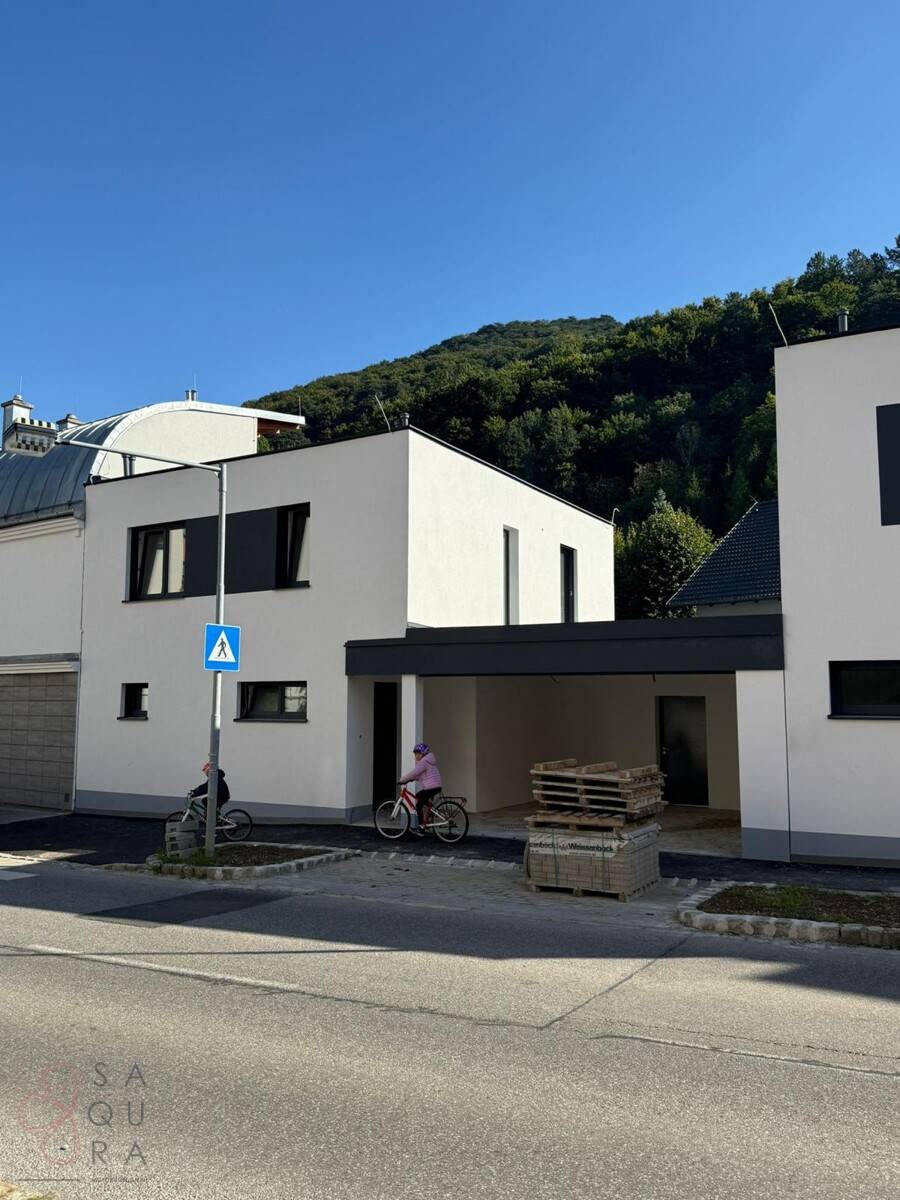 Familienwohnung mit Bachkulisse und Dachterrasse