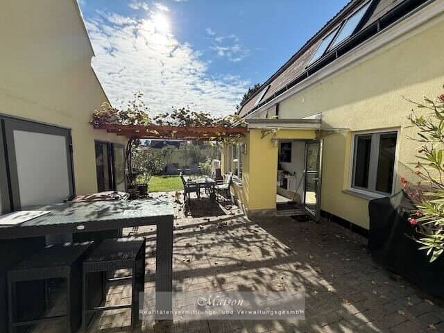 OBERLAA - RENOVATED PERIOD BUILDING - SINGLE-FAMILY HOUSE WITH SECLUDED GARDEN AND PARKING