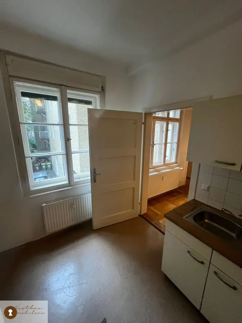 Shared Apartment Dream Charming and Spacious Three-Room Apartment in the Heart of St. Leonhard for Rent