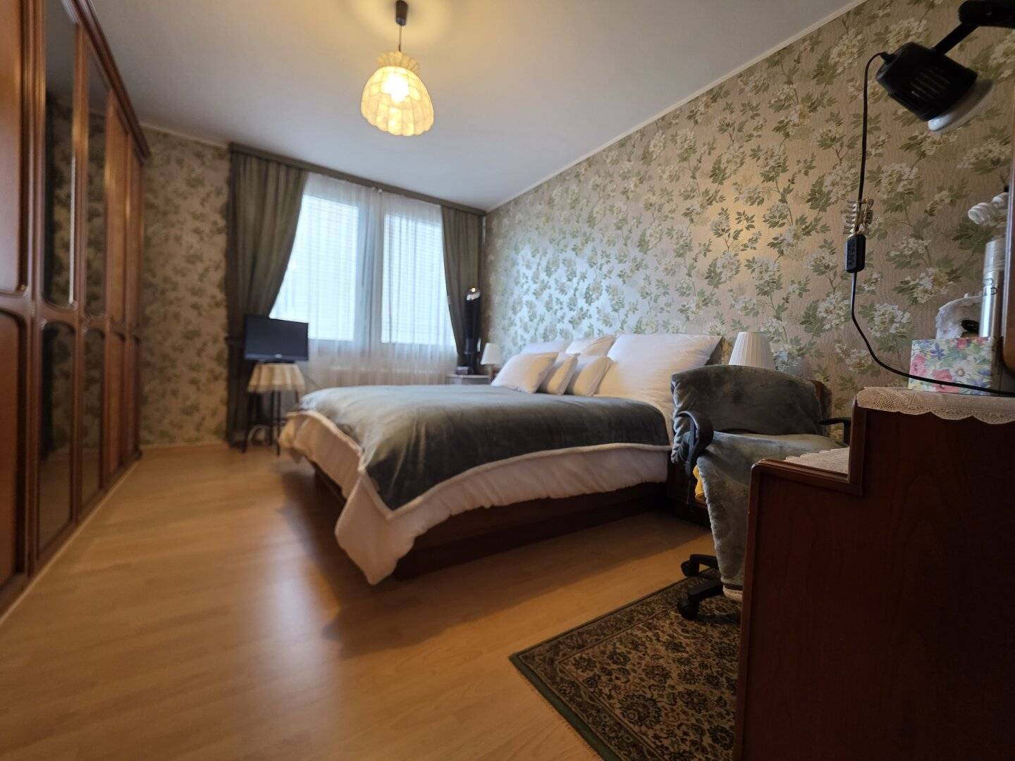 Spacious 85 m² apartment with sunny terrace and design potential