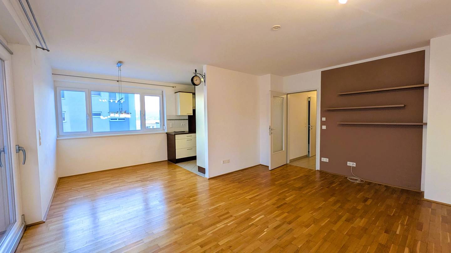 Sunny apartment with garage and loggia