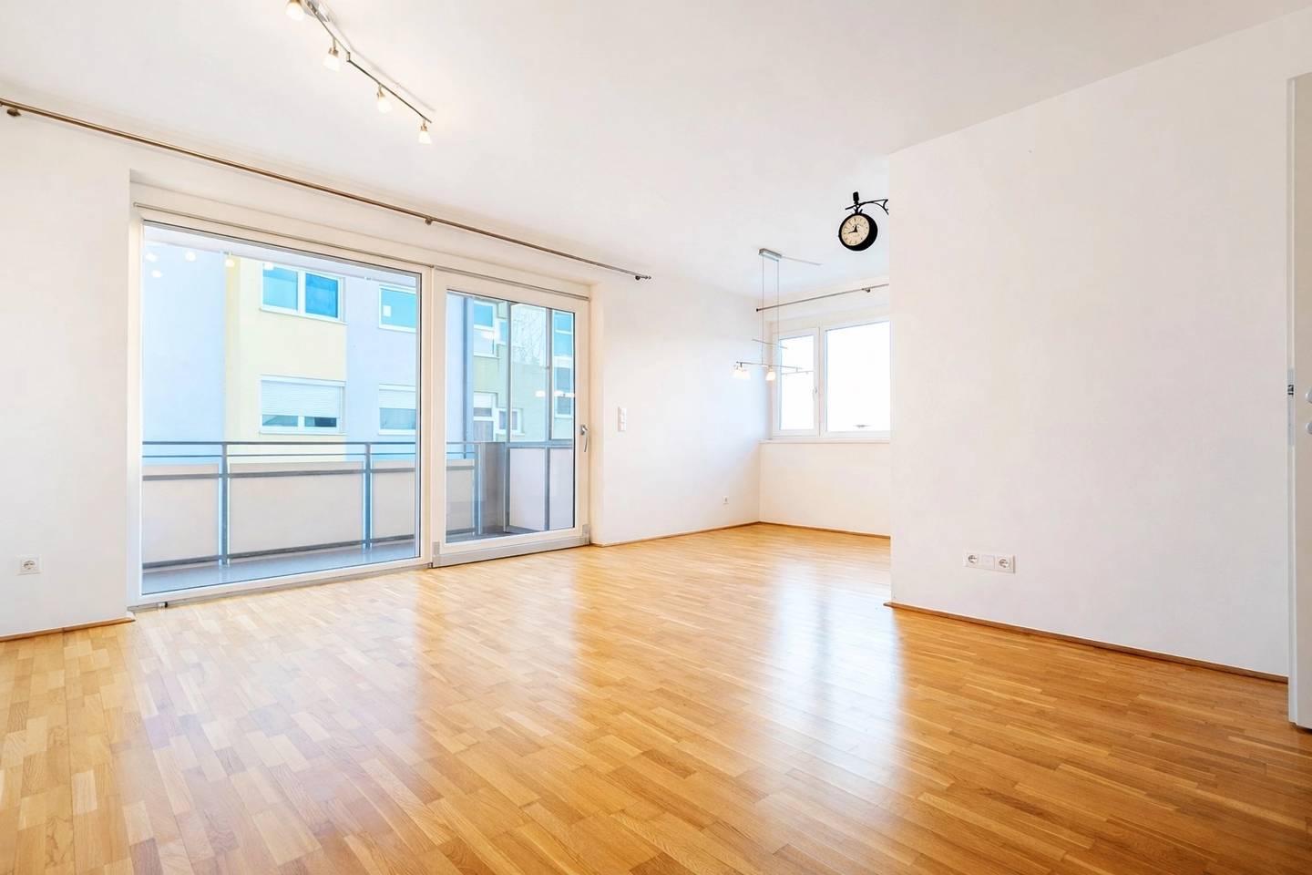 Sunny apartment with garage and loggia
