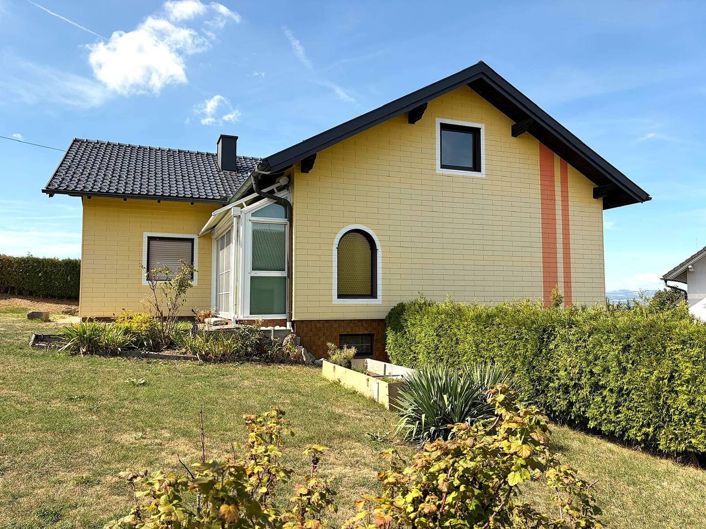 Gepflegte Familienwohnung mit Garten und Wintergarten