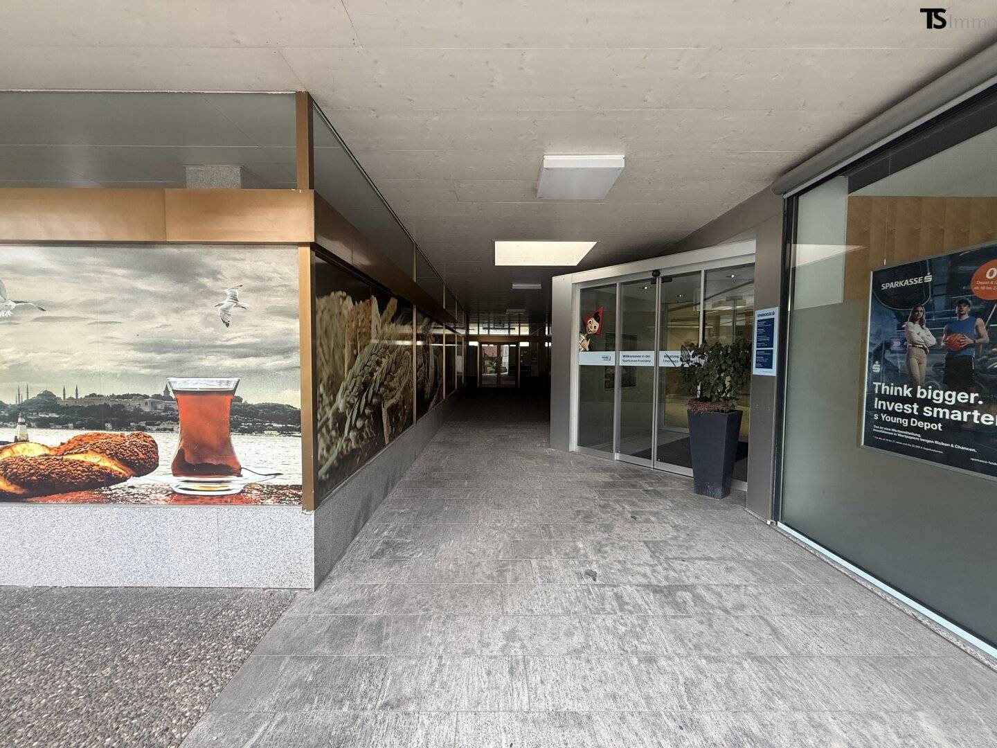 FRASTANZ: Approx. 140 m² commercial space on the ground floor | approx. 170 m² storage in the basement | customer parking spaces | close to the centre