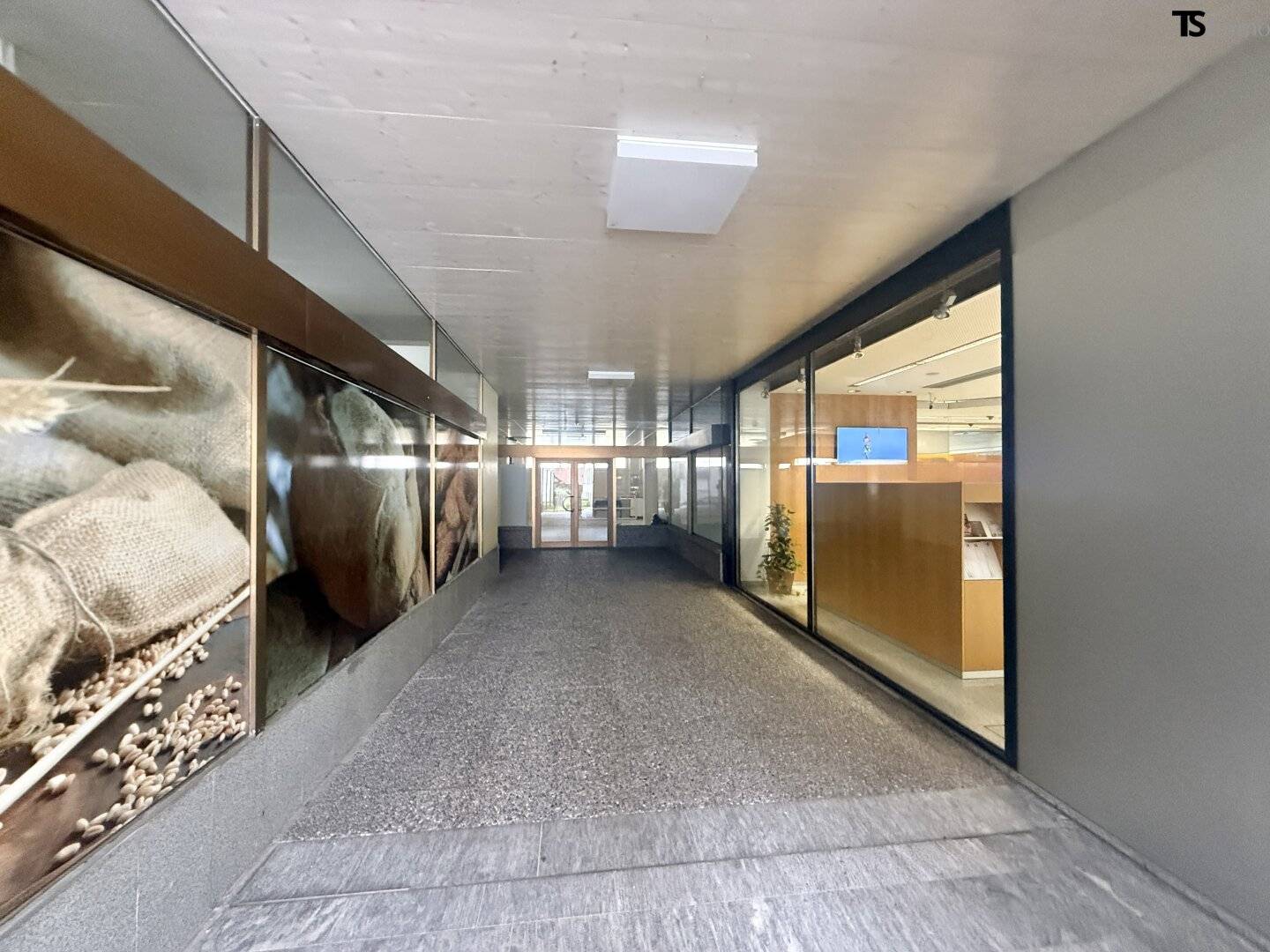 FRASTANZ: Approx. 140 m² commercial space on the ground floor | approx. 170 m² storage in the basement | customer parking spaces | close to the centre