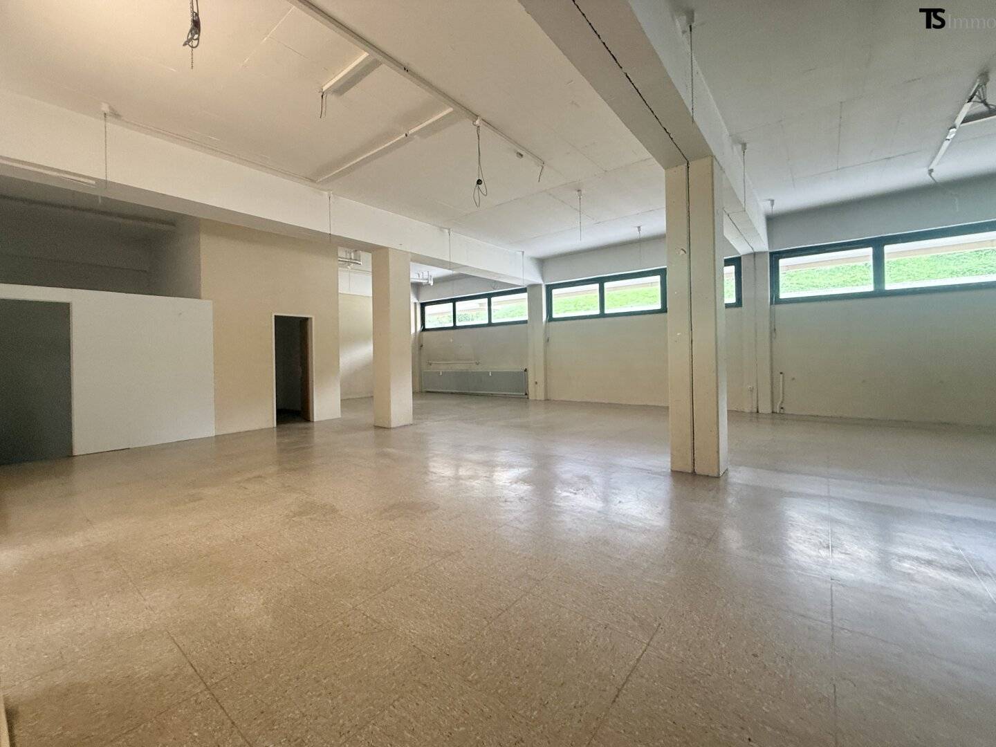 FRASTANZ: Approx. 140 m² commercial space on the ground floor | approx. 170 m² storage in the basement | customer parking spaces | close to the centre
