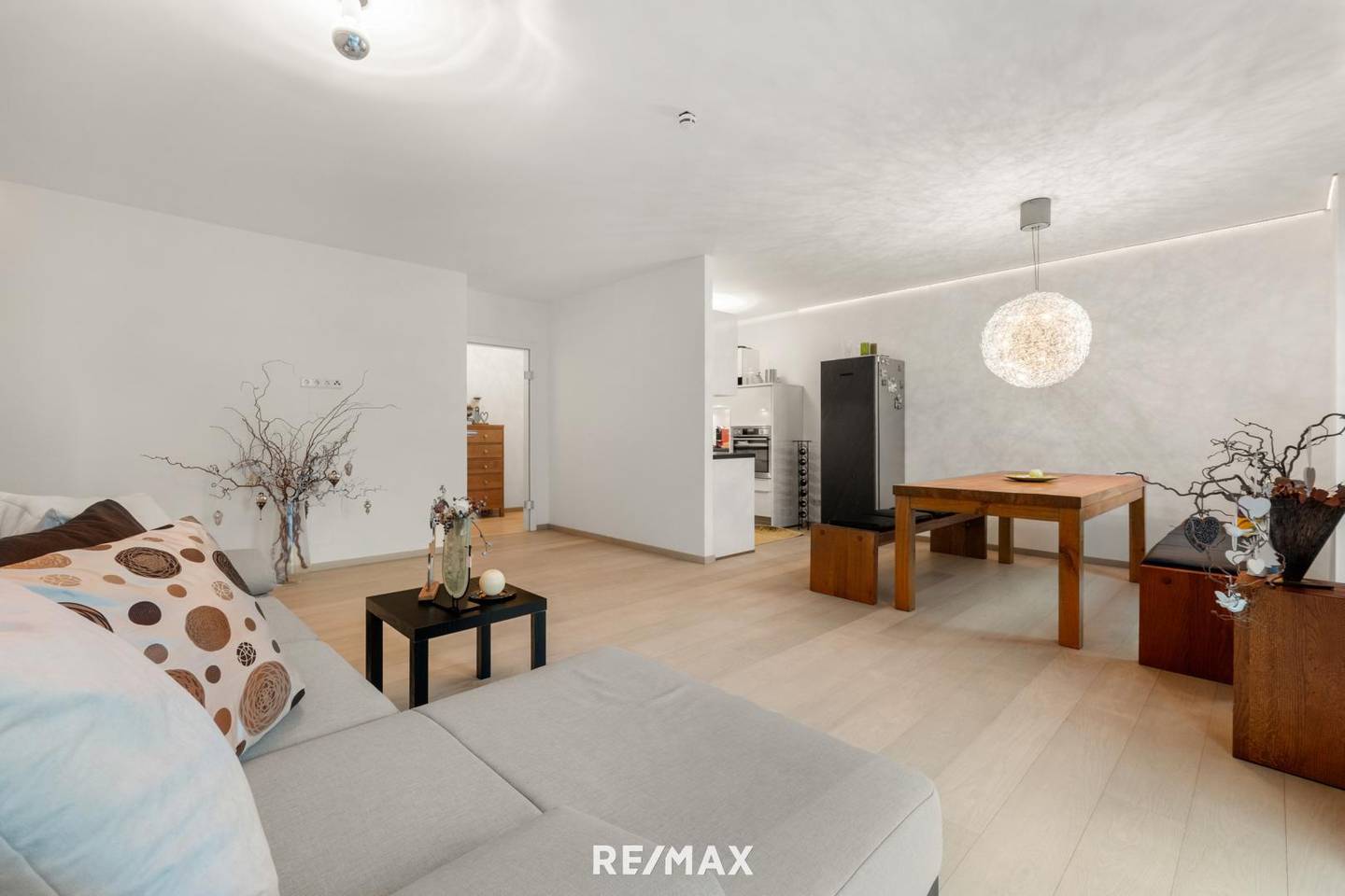 Neuwertige Wohnung mit großem Südwestbalkon und Tiefgaragenstellplatz