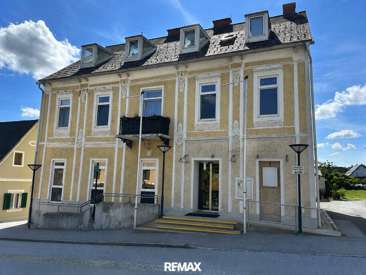 Historic jewel in the town centre of St. Nikolai im Sausal - investment property with commercial unit and 4 rented apartments