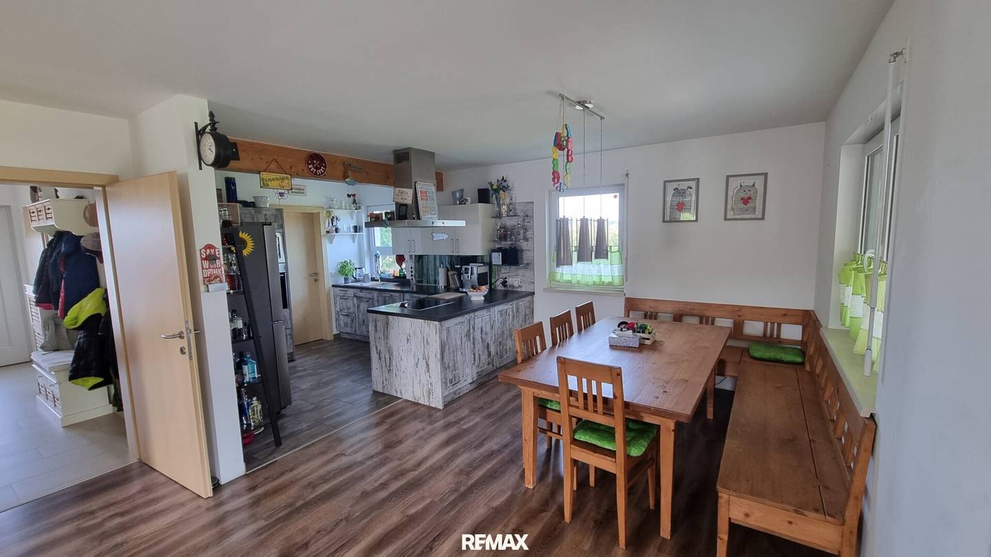 Single Family House with Spacious Workshop and Extensive Plot