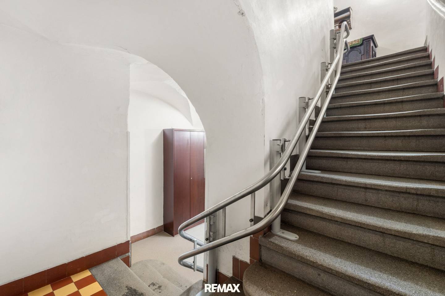 Historic townhouse at the main square – fully let, yield 7.8%