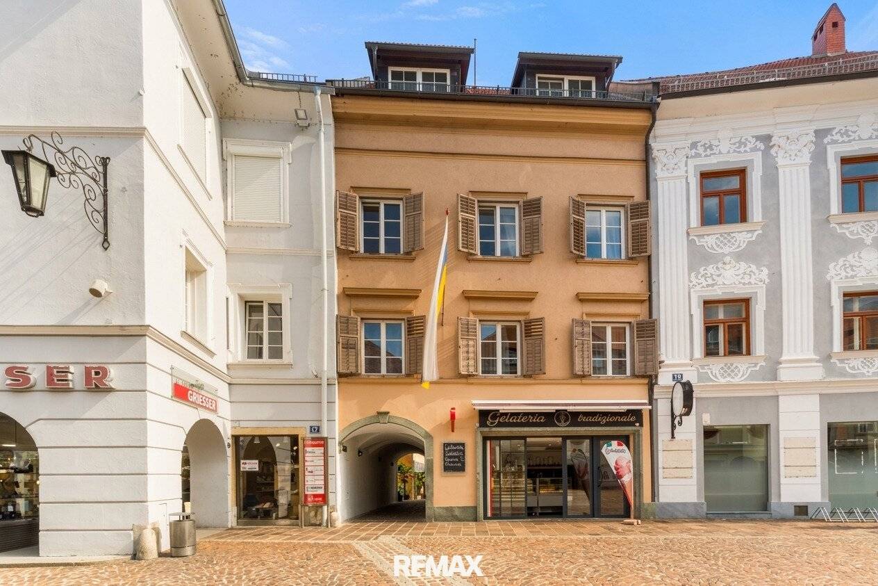 Historic townhouse at the main square – fully let, yield 7.8%