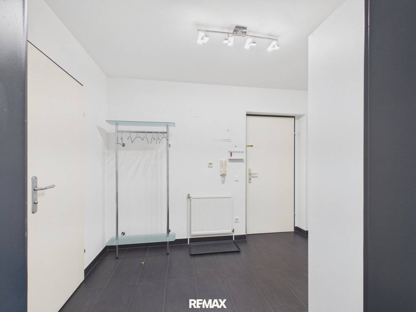 Furnished condominium with private parking space